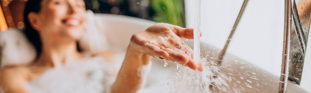 Теплая ванная с солью для уменьшения боли в мышцах Теплая ванная с солью для уменьшения боли в мышцах