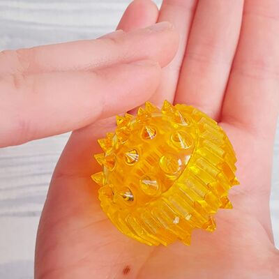 Массажный шарик Су-Джок с двумя кольцевыми пружинами используют для ладоней и пальцев