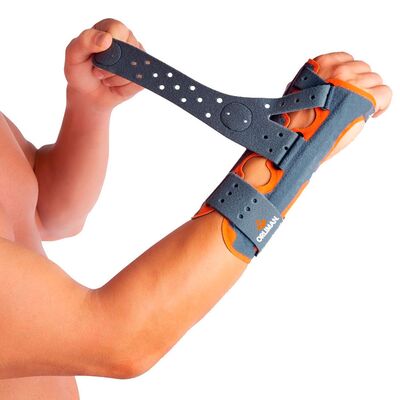 Лучезапястный ортез Orliman M760 серый, крепления, вид на руке