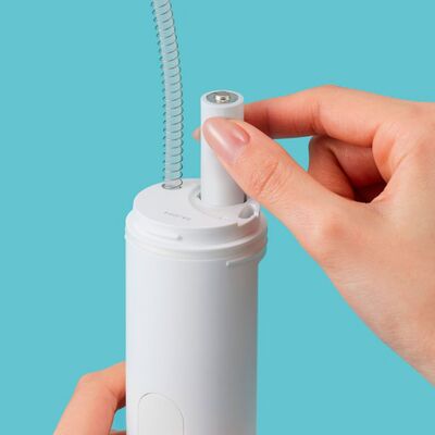 Ирригатор Panasonic EW-DJ11-А520 работает от двух батареек